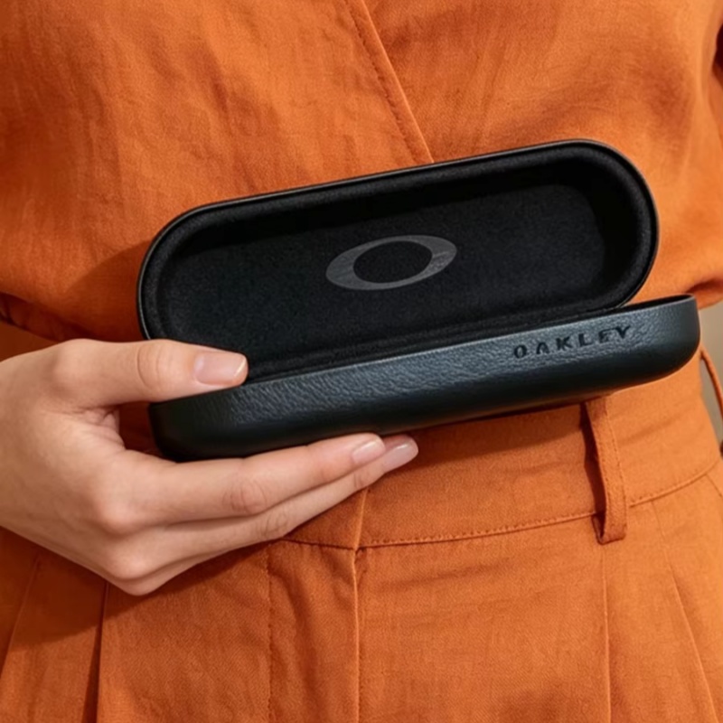 Custodia rigida in pelle Oakle - Tech Accessories Bag recensione e prezzo